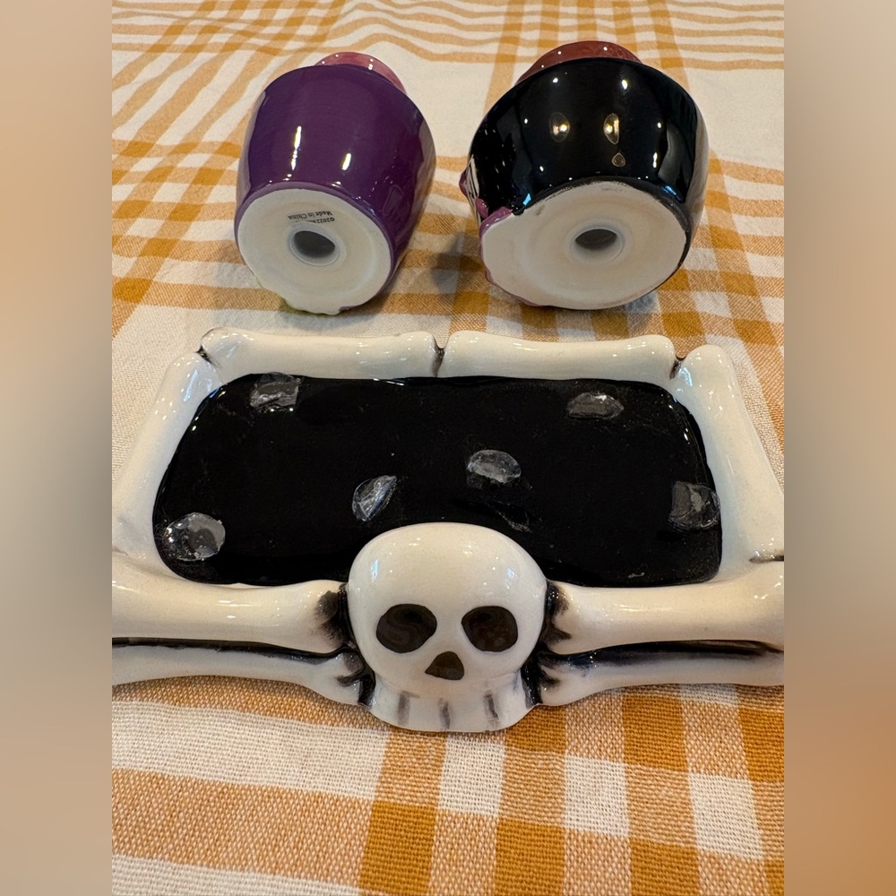 NWT Poison Jar of Salt and Pepper set, with Skull Tray π π€ π - Picture 4 of 8